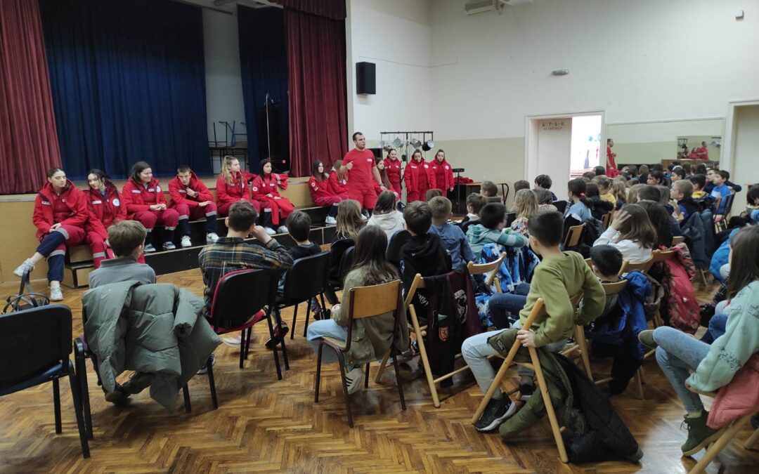 У ОШ „СКАДАРЛИЈА“ ИЗВЕДЕНА ВЕЖБА ЕВАКУАЦИЈЕ У СЛУЧАЈУ ОПАСНОСТИ